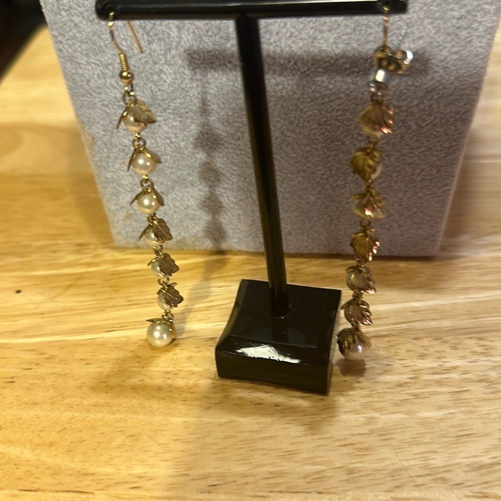 Pierced earrings, pearl and leaf. Very pretty and excellent condition​​